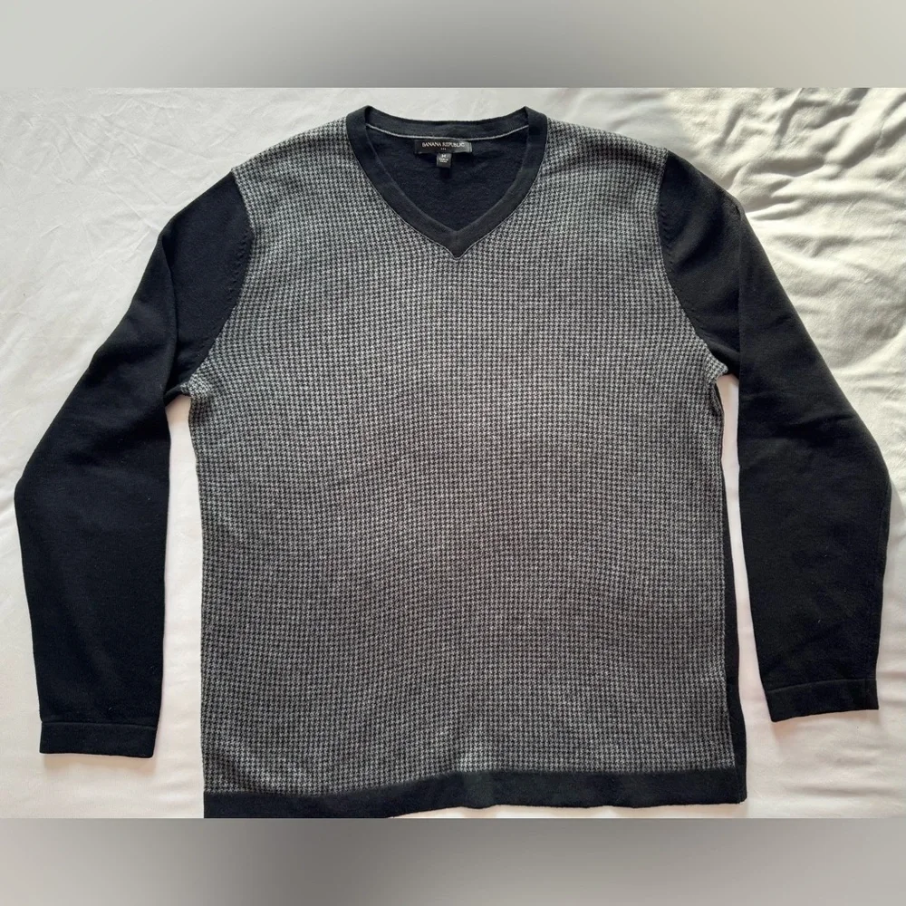 Banana Republic Men’s Black Gray Houndstooth V Neck Silk Wool Sweater Size M